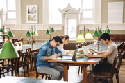 Drei Studierende lernen in der Bibliothek und sitzen gemeinsam an einem Tisch.